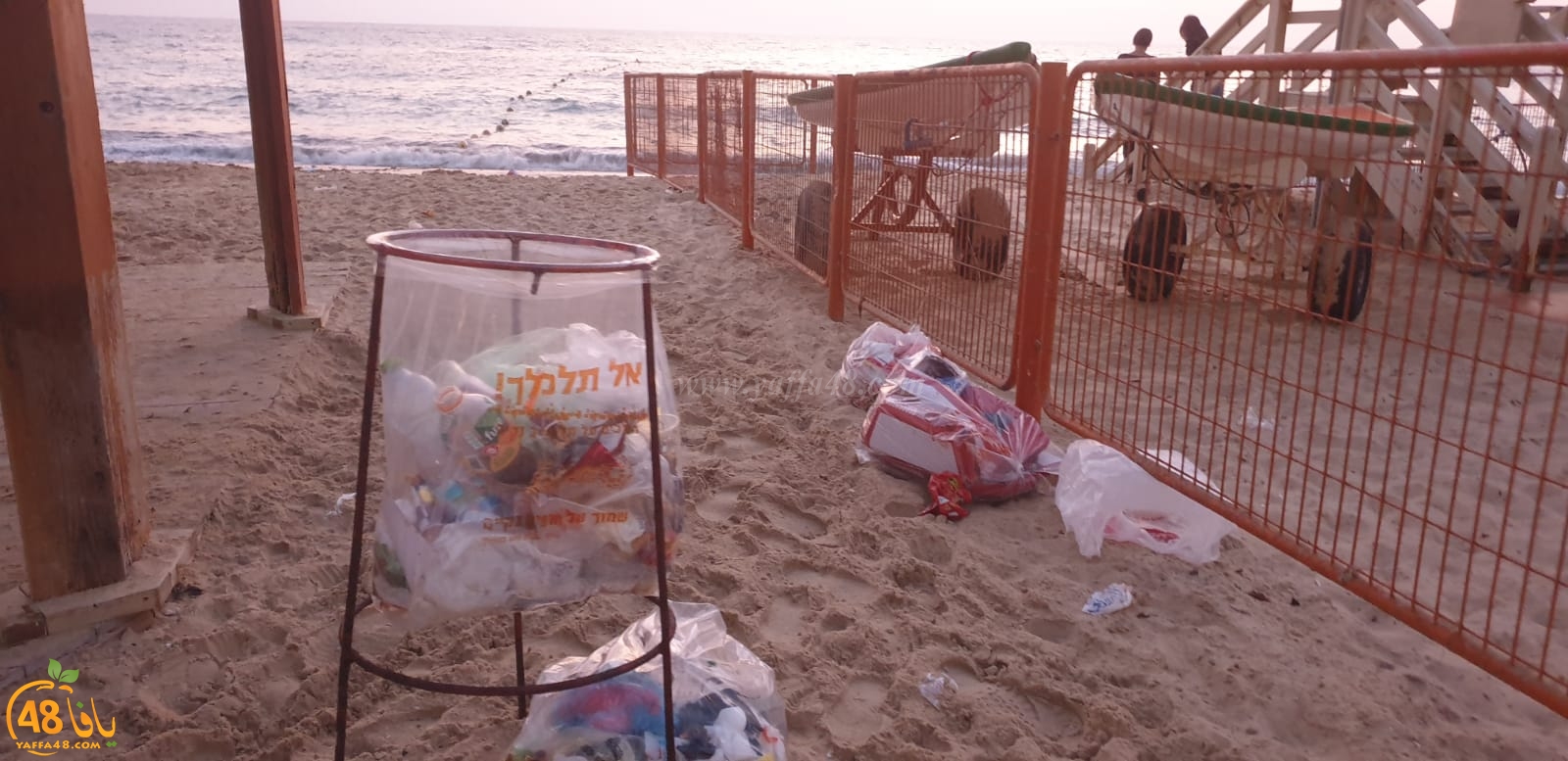 يافا: من المسؤول عن مشاهد تكدّس القمامة والنفايات على شواطئ المدينة ؟!